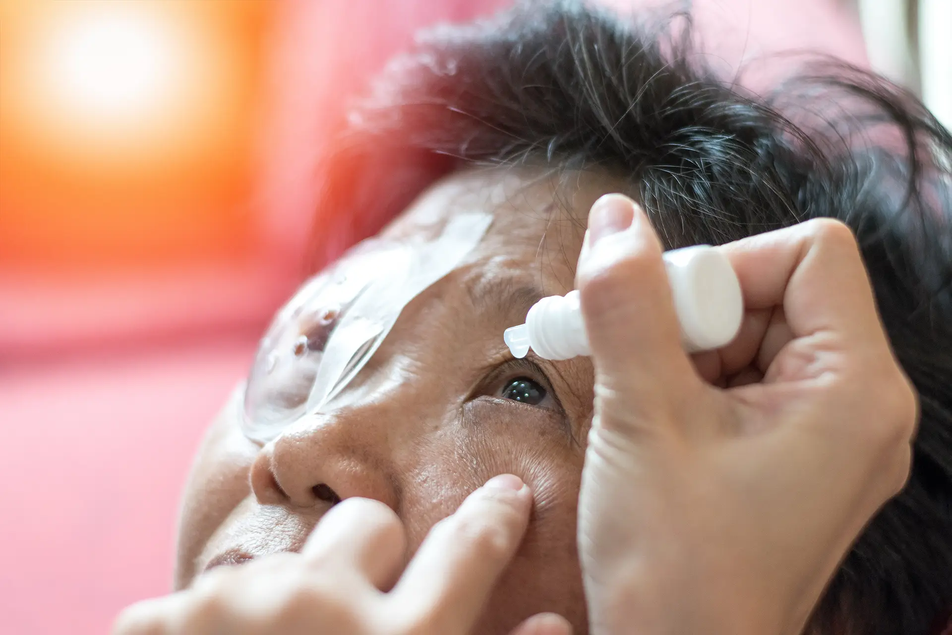 医生为病人滴眼药水