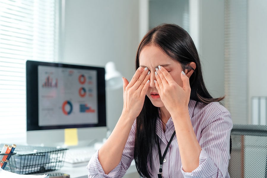 一名饱受“数字眼综合征”困扰的上班族