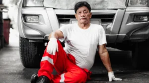 一名机械师因视力问题影响工作，计划前往新加坡接受白内障手术