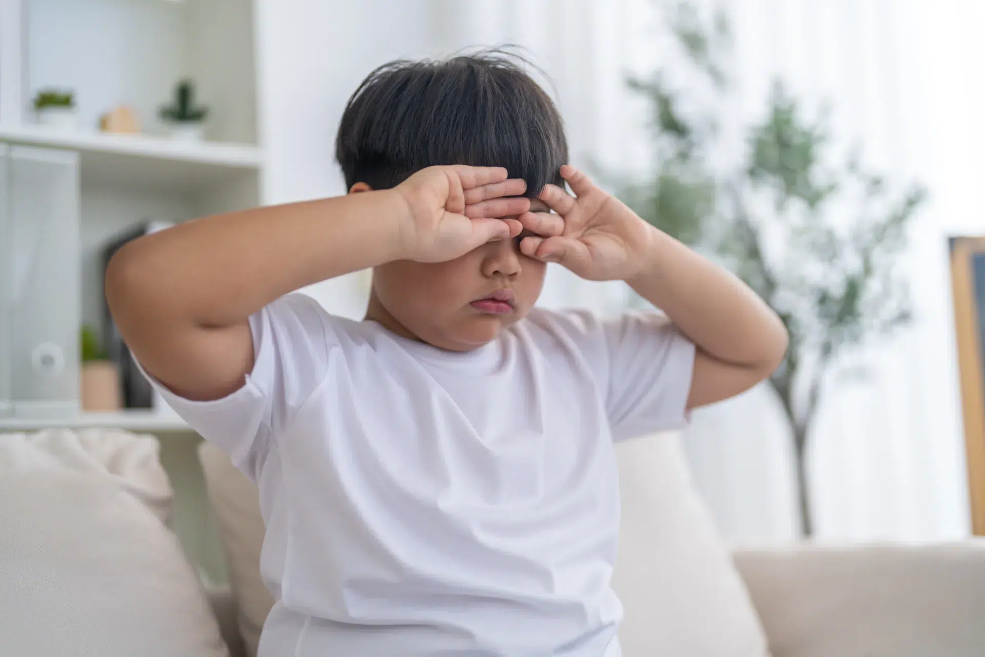 Myopia control contact lenses and low-dose atropine drops can slow the progression of children's myopia.